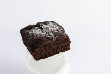 Brownie sobre un vaso de leche 