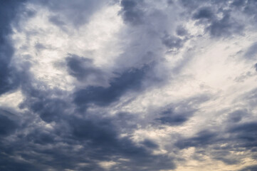 Obraz premium cloudy sky background with blue rain clouds in evening
