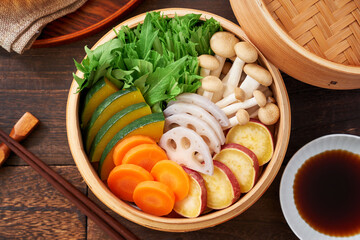 彩り豊かな野菜の蒸籠蒸し、健康的な和食