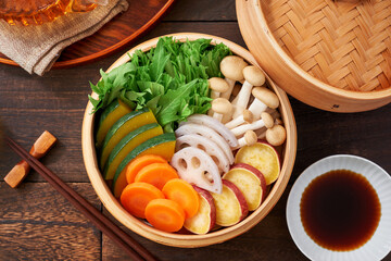 彩り豊かな野菜の蒸籠蒸し、健康的な和食