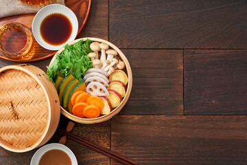 彩り豊かな野菜の蒸籠蒸し、健康的な和食