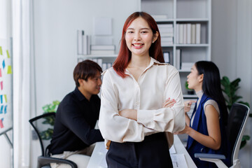 Obraz premium Team of asian employees celebrating success in office