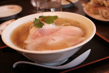 大きなチャーシューが入ったラーメン