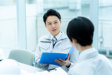 Fototapeta premium ミーティングする作業服のビジネスマン