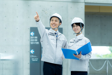 現場で打ち合わせするする作業服のビジネスマン