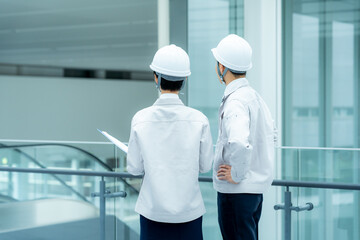 現場で打ち合わせするする作業服のビジネスマン