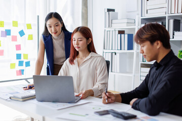 Diverse colleagues collaborative brainstorming at office briefing, Young Business Asian people explaining analysis at the meeting Multiethnic startup work.