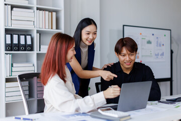 Diverse colleagues collaborative brainstorming at office briefing, Young Business Asian people explaining analysis at the meeting Multiethnic startup work.