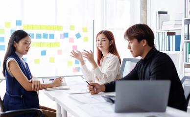 Diverse colleagues collaborative brainstorming at office briefing, Young Business Asian people explaining analysis at the meeting Multiethnic startup work.