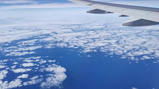 im Flugzeug &uuml;ber den Wolken, Wolkenmmeer, Horizont, Aussicht, Reise, Urlaub, blauer Himmel, Meer K&uuml;ste, Luftaufnahme, Tragfl&auml;che, hoch, Luftfahrt, Verkehr
