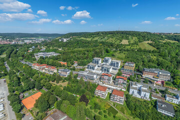 Fototapeta premium Das Liebliche Taubertal bei Bad Mergentheim an einem sonnigen Sommertag von oben 