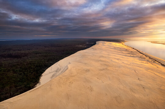 Vue  de la dune du Pilat, la foret de pins et l'entr&eacute;e du bassin d'Arcachon au coucher du soleil.
