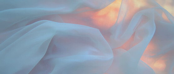 Obraz premium Płynna tkanina z jedwabnego szyfonu emanująca elegancją i fakturą w delikatnych odcieniach