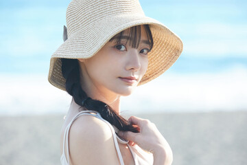 海辺を散策する若い女性