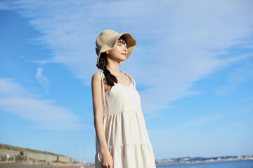海辺を散策する若い女性