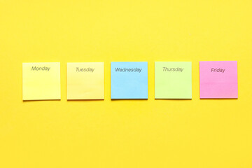 Obraz premium Different blank sticky notes with names of weekdays on yellow background