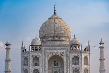 India. Uttar Pradesh state. Agra. Taj Mahal. White marble mausoleum built by the Muslim Mughal emperor Shah Jahan in memory of his wife Mumtaz Mahal. Detail of the dome and the main door