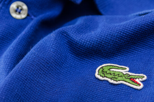 Lacoste sign auf einem blauem Polohemd f&uuml;r Herren