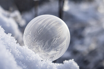 Struktur in einer gefrorenen Seifenblase auf Schnee