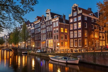 Fototapeta premium city canal houses