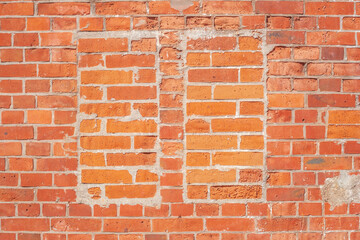 Rötliche Ziegelsteinmauer mit dem Umriss eines zugemauerten Fensters , Ziegelsteine, Hintergrund, Deutschland, Europa