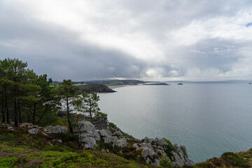 La presqu'île de Crozon offre une vue spectaculaire sur la baie de Douarnenez, baignée par un ciel gris couvert. Un décor calme et apaisant de la côte bretonne.