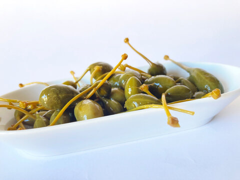 Alcaparrones en un bol blanco. Aperitivo
