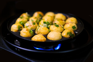 たこ焼きを焼く
