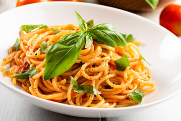 Classici spaghetti al pomodoro, pasta italiana, dieta mediterranea 