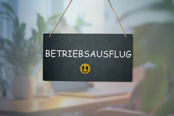 Betriebsausflug Symbolbild: Schild mit der Aufschrift BETRIEBSAUSFLUG vor einem Büro (Composing)