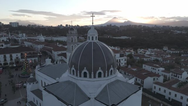 A picturesque view of Cayal&aacute;, an upscale district in Guatemala City, featuring stylish buildings, pedestrian-friendly streets, and modern design.