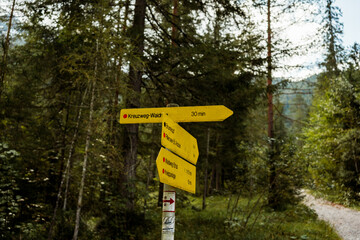 Wanderschild Herbsttag in den Bergen in Tirol Österreich