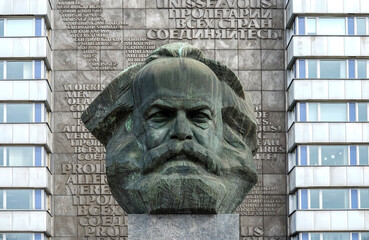 Frontalansicht auf das 13 Meter große Karl-Marx-Monument, das bekannteste Wahrzeichen der sächsischen Großstadt Chemnitz, der europäischen Kulturhauptstadt 2025