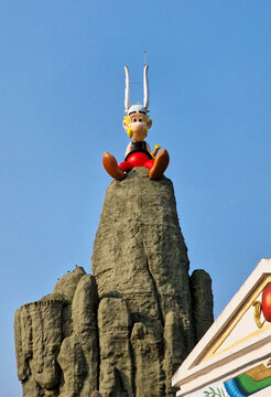 Statue Ast&eacute;rix du parc Ast&eacute;rix &agrave; Plailly	