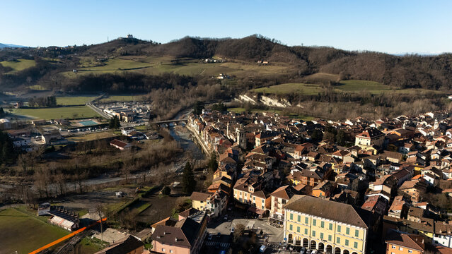 Vista aerea di Gavi scattata con un drone durante il periodo invernale.