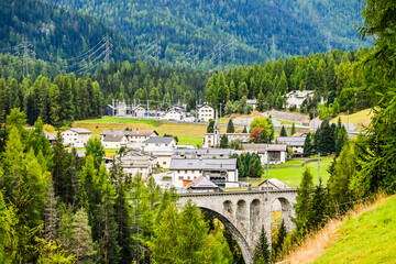 Cinuos-Chel, Wanderweg, Herbstfarben, Engadin, Herbst, Alpen, Landwirtschaft, Felder, Bergwiesen, Eisenbahnbr&uuml;cke, Bergstrasse, Inn, Fluss, Inntal, Graub&uuml;nden, Schweiz