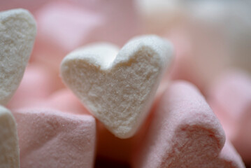 Marshmallow Herzen in rosa und weiß. Nebeneinander von oben und übereinander liegend fotografiert.