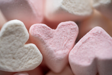 Marshmallow Herzen in rosa und weiß. Nebeneinander von oben und übereinander liegend fotografiert.