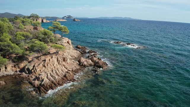 Travelling avant en drone descendant le long de la c&ocirc;te au bord de la mer  
