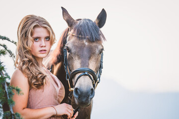Obraz premium Junge Frau mit Pferd