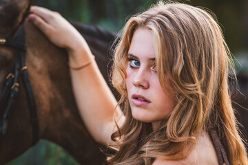 Junge Frau mit Pferd