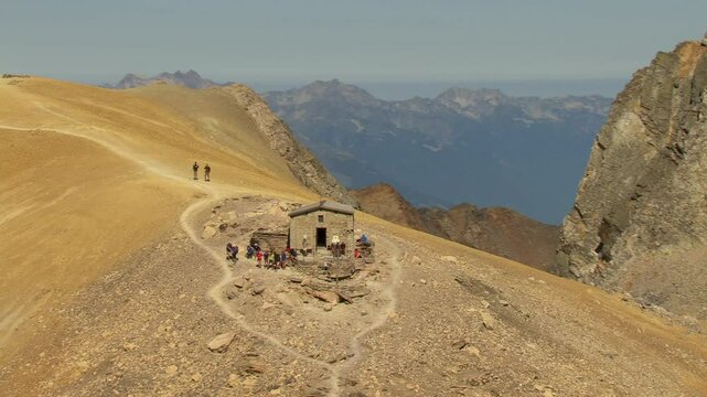 Vue a&eacute;rienne montagne, mont thabor dans les alpes avec refuge et randonn&eacute;e