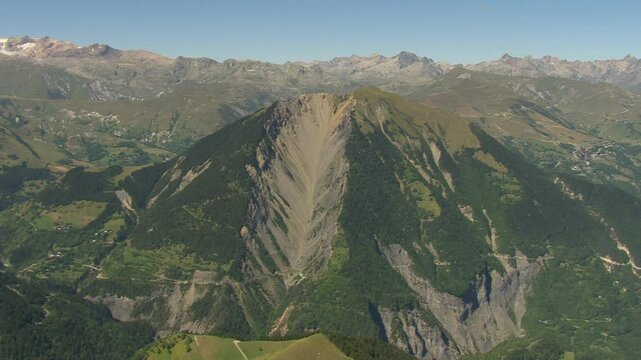 Panorama montagne et combe G&eacute;nin dans les Alpes