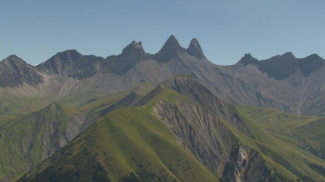 Vue a&eacute;rienne panoramique des sommets des Aiguilles d'Arves dans les Alpes