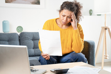 Obraz premium Worried black woman about home finances and expenses