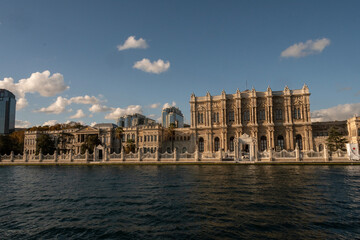 Vista del Palacio de Dolmabahce Turquía. Viajando por el golfo de Bósforo.