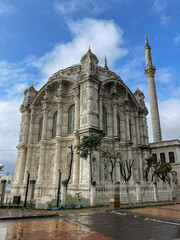 Vista exterior de la Mezquita de Ortakay en la orilla del Bósforo. Estambul, Turquía. 