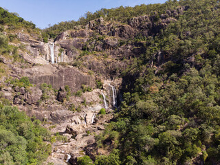 Majestätischer Wasserfall in Australien – Wildes Naturwunder im Herzen des Regenwalde