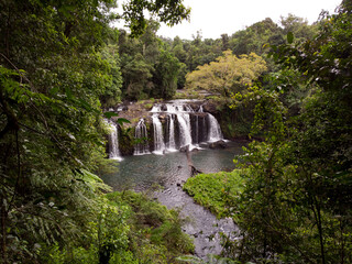 Majestätischer Wasserfall in Australien – Wildes Naturwunder im Herzen des Regenwalde