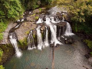 Majestätischer Wasserfall in Australien – Wildes Naturwunder im Herzen des Regenwalde